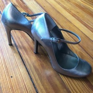 Silver Leather Guess Heels size 6